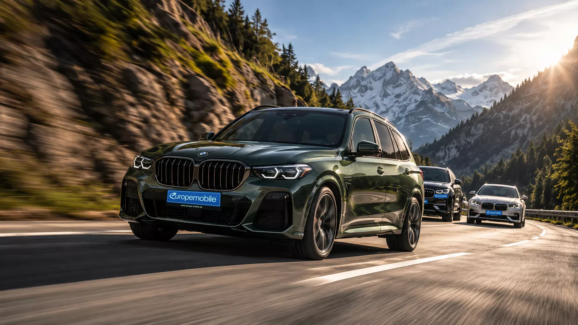 Drei SUV mit Europemobile-Kennzeichen auf einer Passstraße in den Alpen